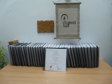 foto de los 32 volúmenes de la biblia en braille
